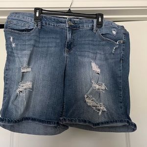 TORRID DISTRESSED BERMUDA SHORTS SIZE 20